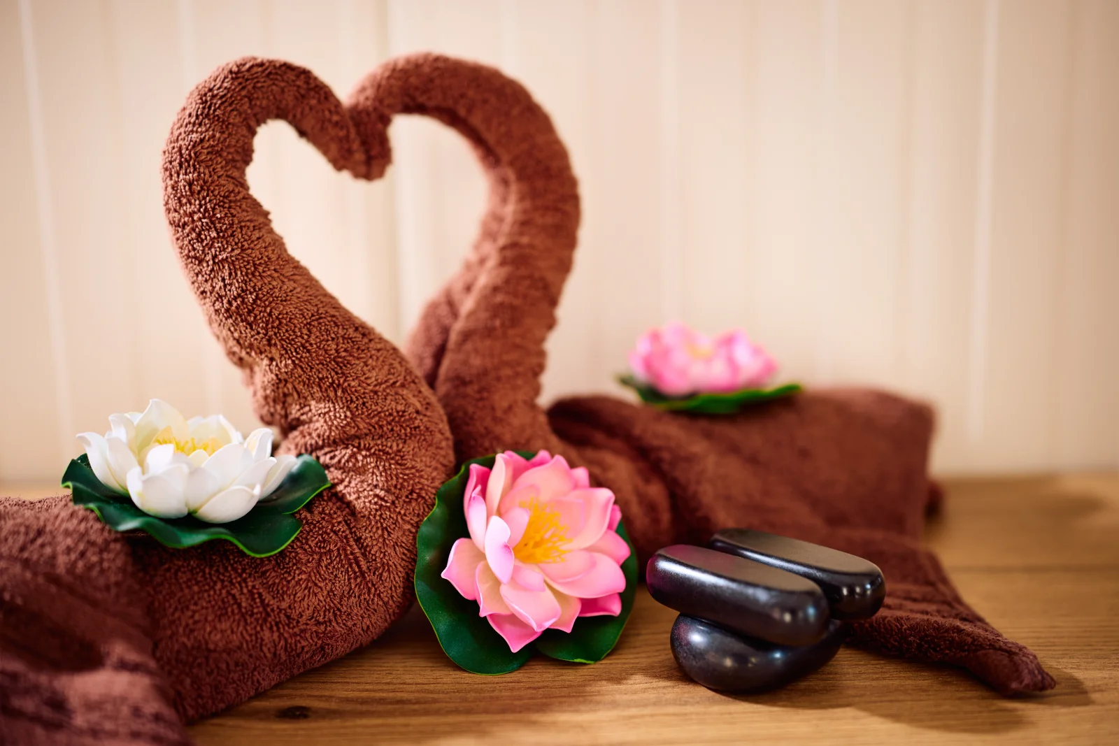 MOI Wellness- & Thai-Massagen Impression Stilleben - Schwäne aus Handtüchern