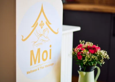 MOI Wellness & Thai Massage Logo mit Blumenstrauß